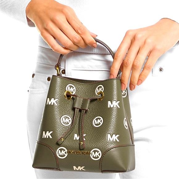 MICHAEL KORS
Mercer Small Logo Embossed Leather Bucket Bag - Picture 1 of 5